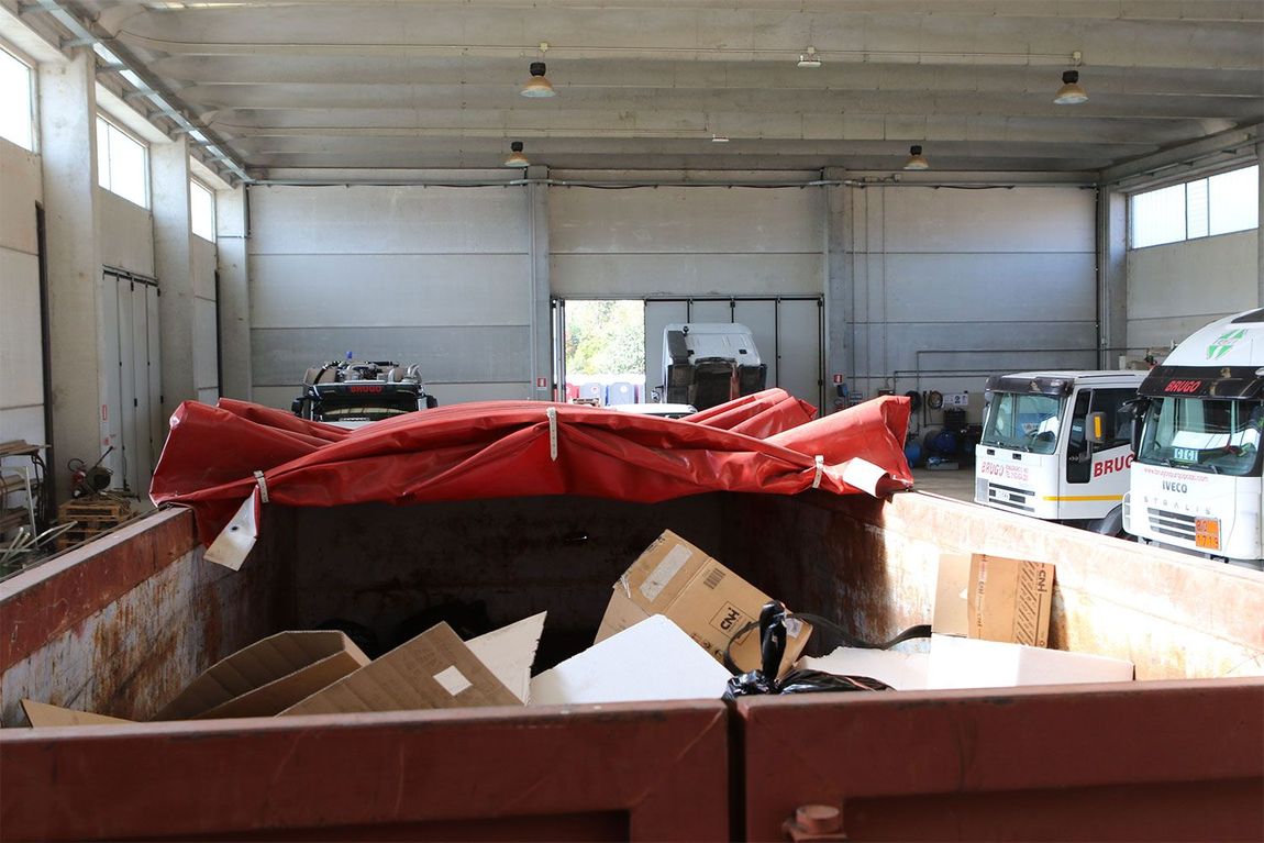 camion per la raccolta dei rifiuti urbani