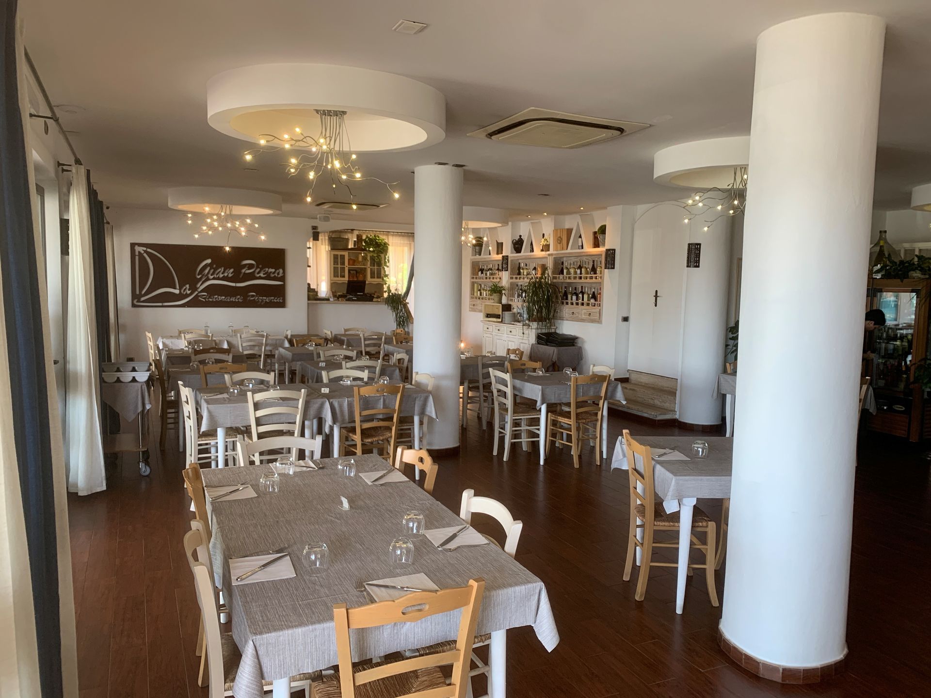 Interior of the restaurant pizzeria photo 2