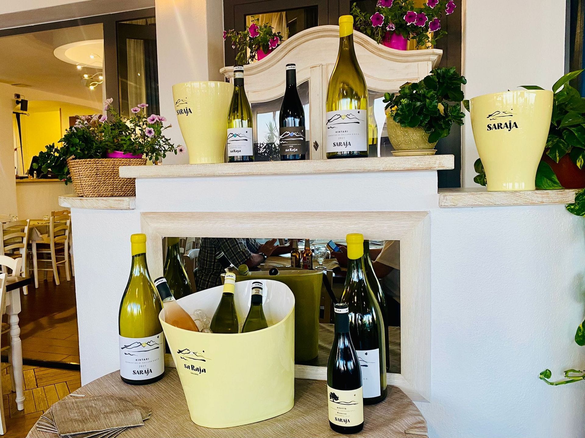 tavolata con diverse offerte di vini