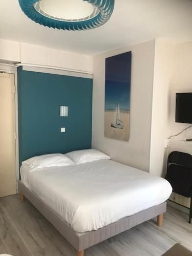 Une chambre d'hôtel avec un grand lit et une télévision.