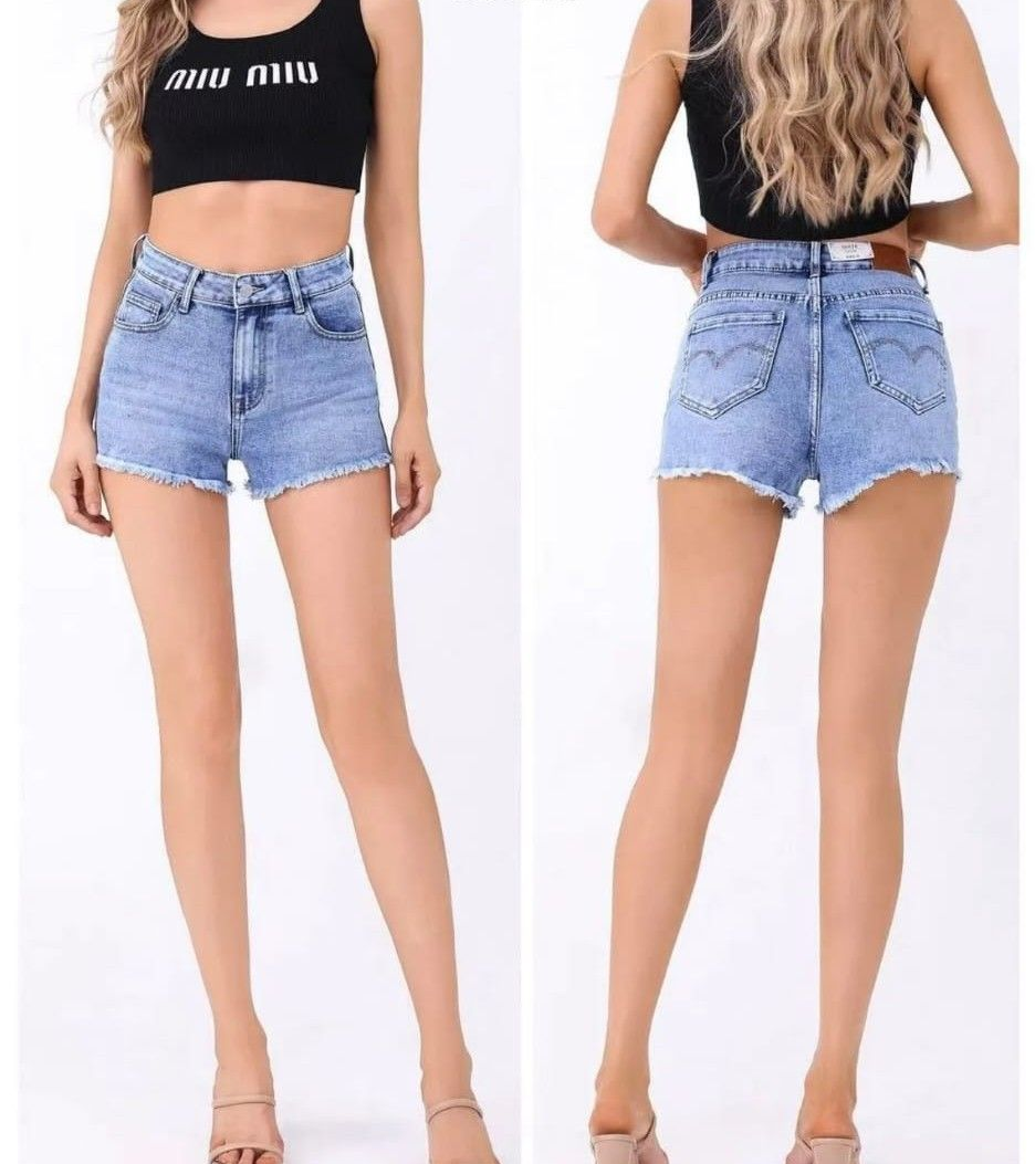 Vista frontale e posteriore di un crop top nero e di pantaloncini di jeans azzurri indossati da una modella.