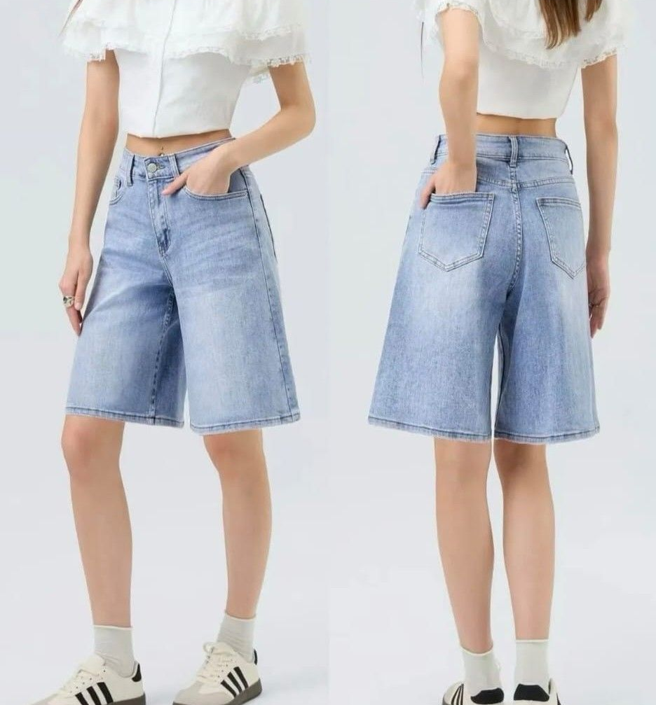 Vista frontale e posteriore di pantaloni culotte in denim azzurro chiaro con orlo sfrangiato su sfondo bianco.