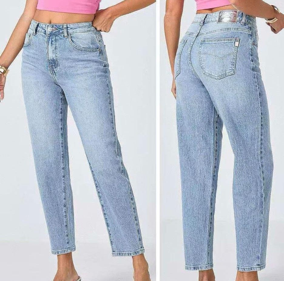 Vista frontale e posteriore di un paio di jeans a vita alta azzurri indossati da una modella su sfondo neutro.