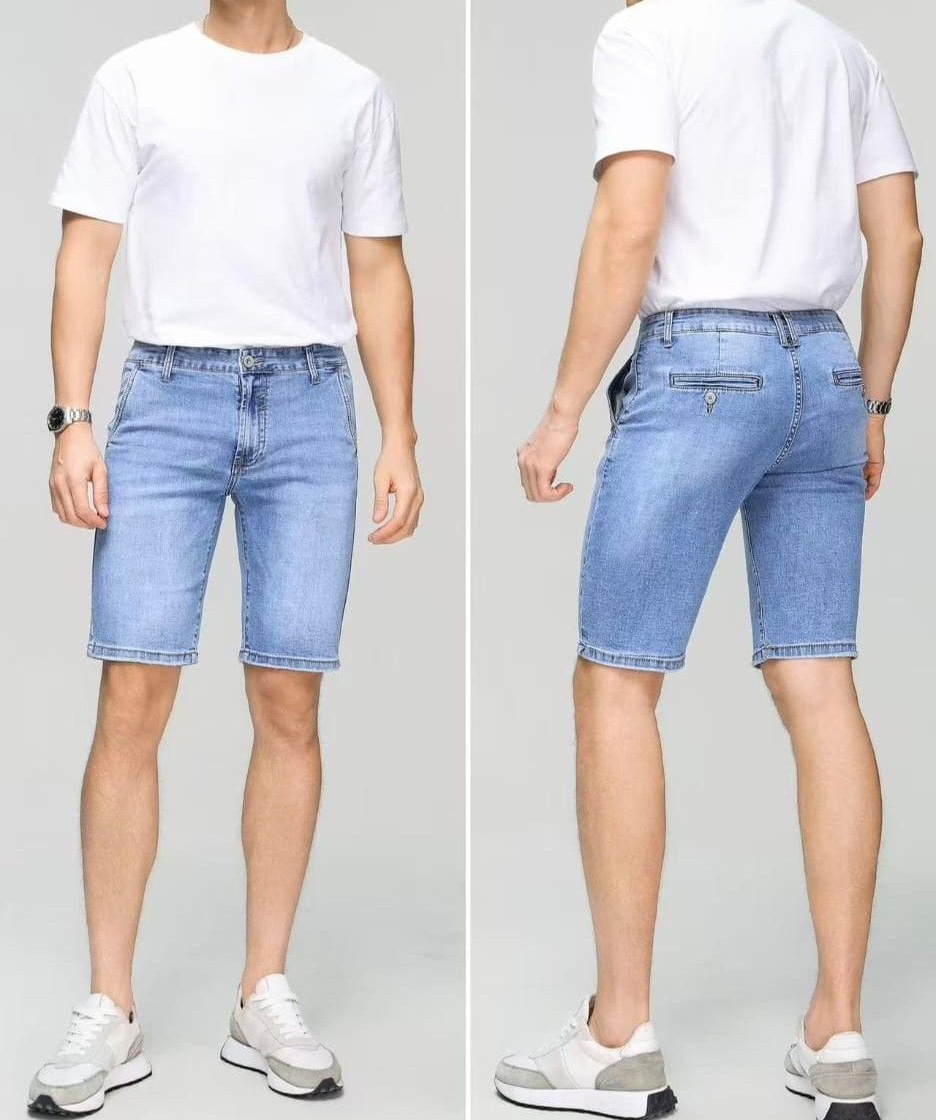 Persona che indossa una maglietta bianca e pantaloncini di jeans azzurri, vista frontale e posteriore su sfondo grigio.