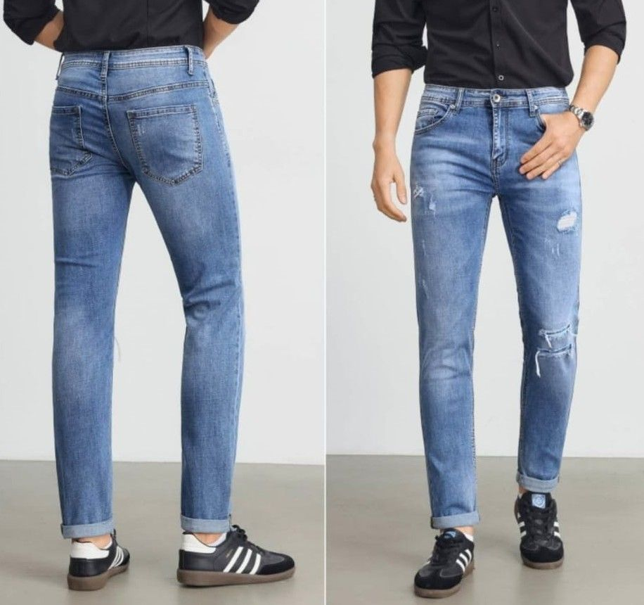 Due immagini di jeans azzurri strappati indossati da una persona, vista frontale e posteriore, con scarpe nere.