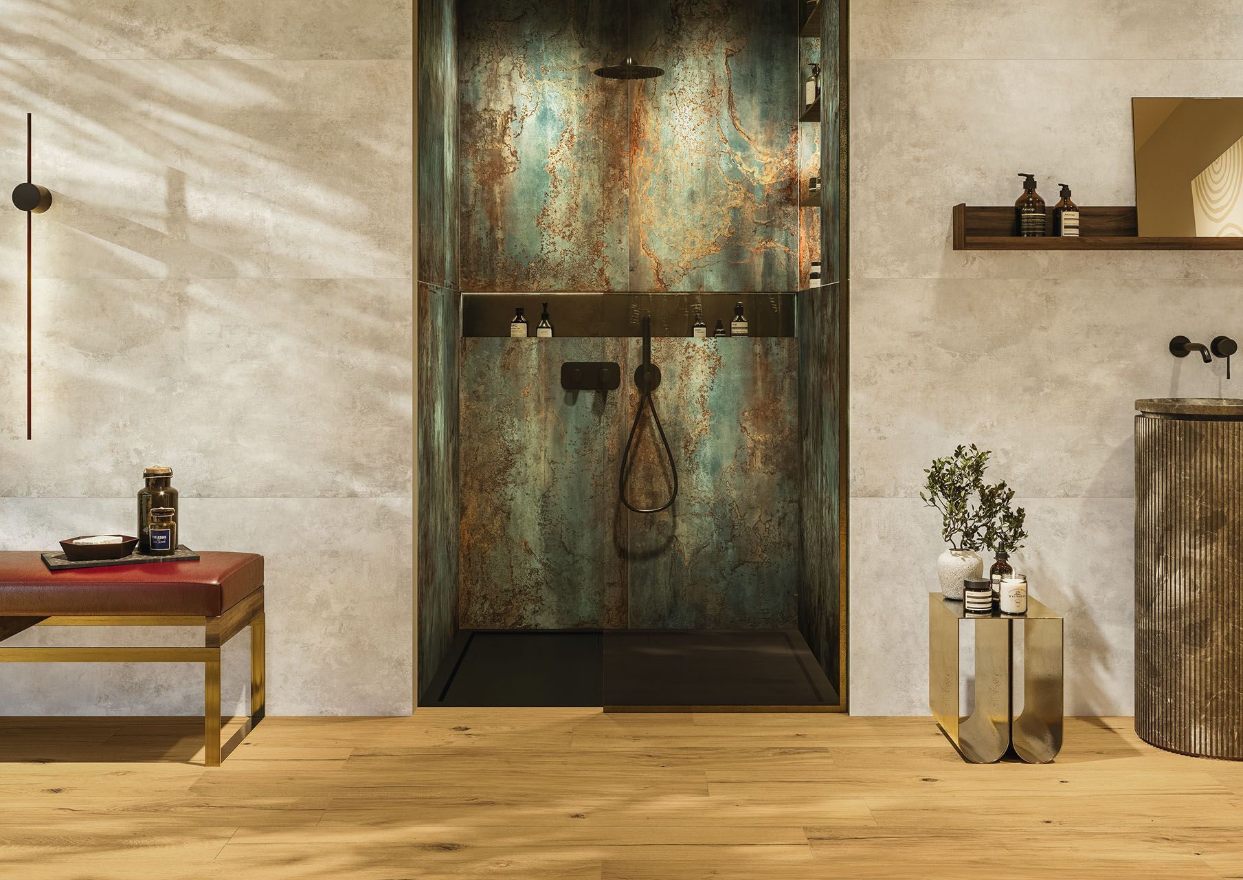 Ein Badezimmer mit ebenerdiger Dusche, grünen Wandfliesen und Holzboden.