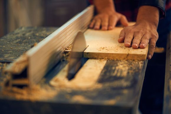 Operatore al lavoro su macchina per la lavorazione del legno
