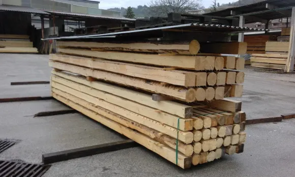 Magazzino con pile di tavole e travi