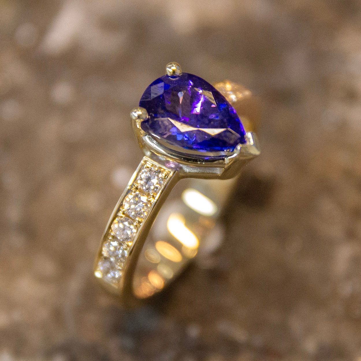 Gouden ring met tanzaniet en diamanten