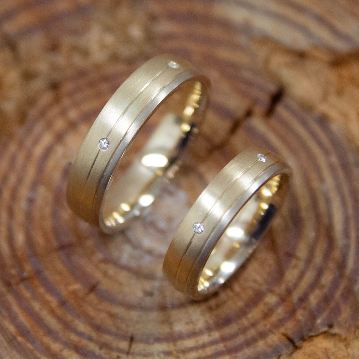 Gouden trouwringen met diamanten