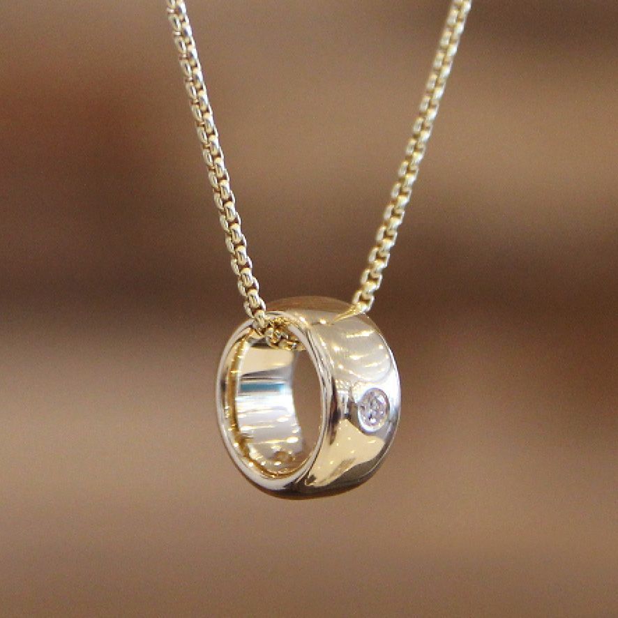 Gouden hanger met diamant