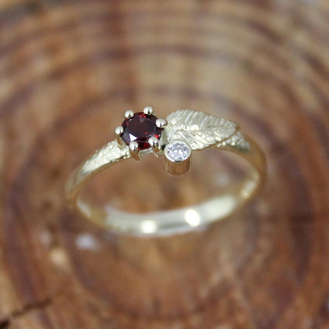 Gouden ring met granaat en diamant
