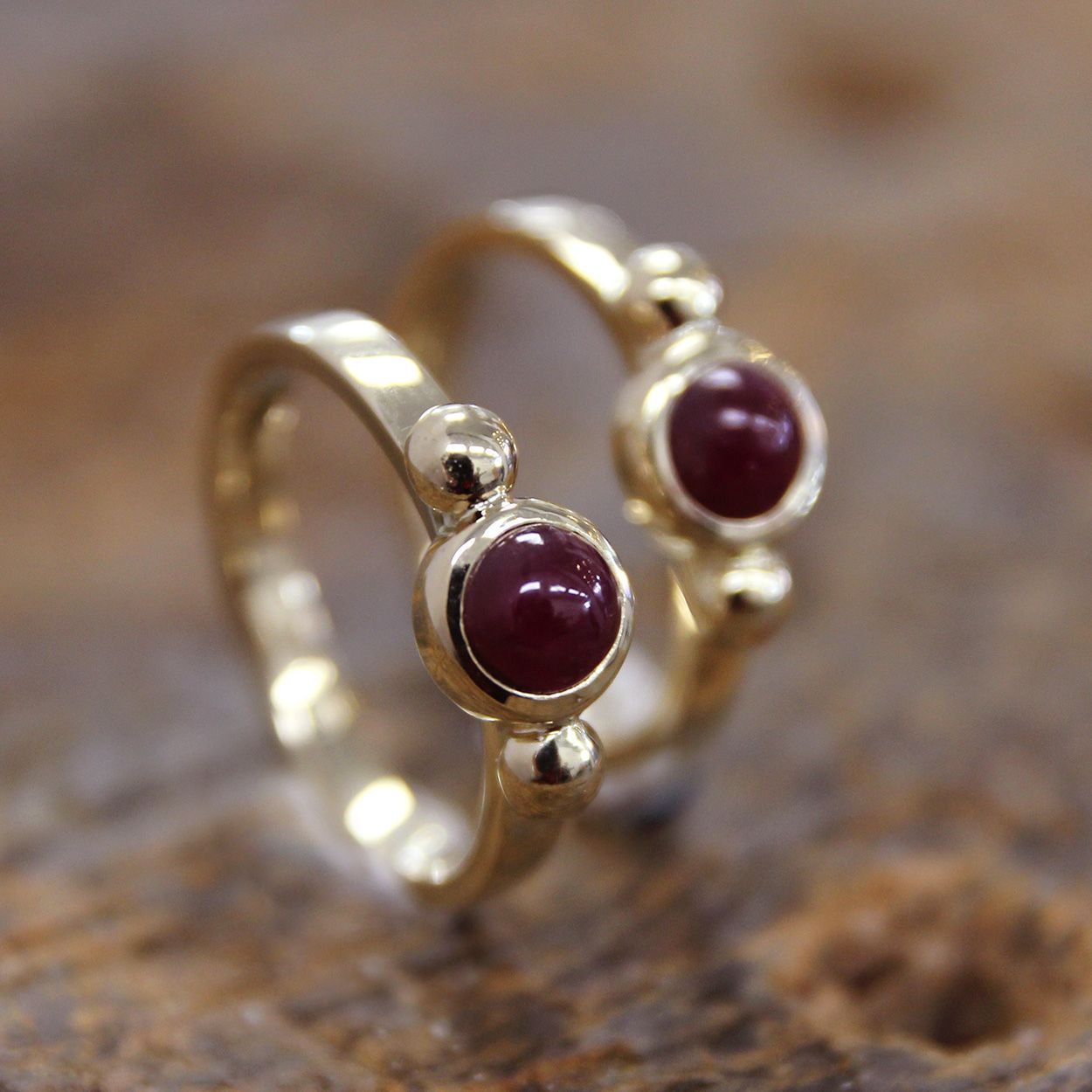 Gouden ringen met robijn