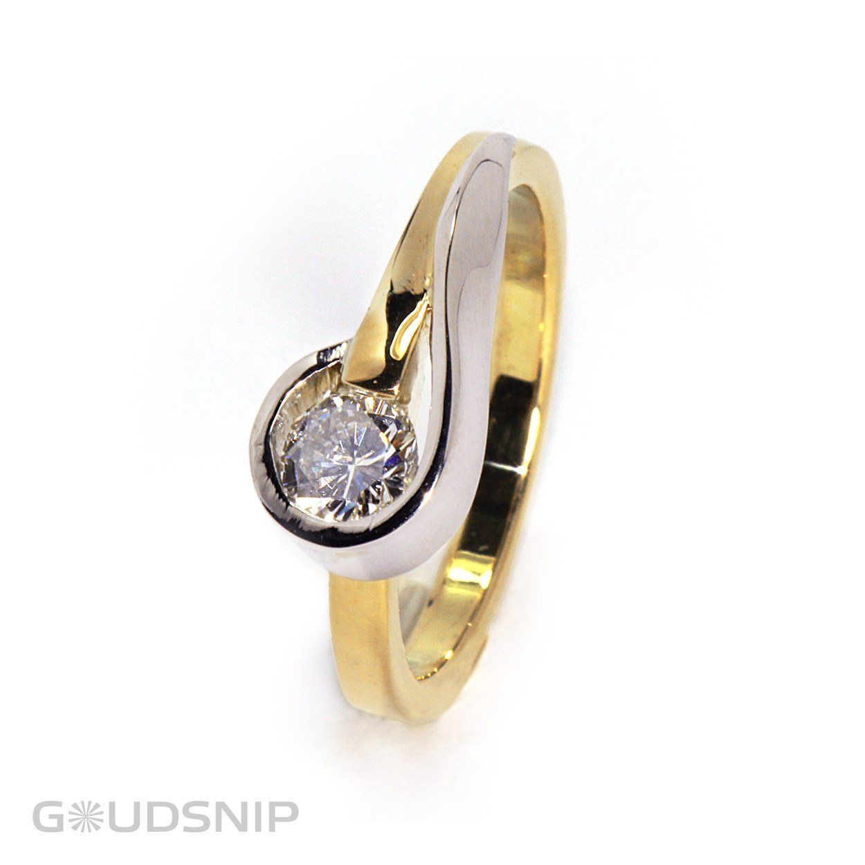 Gouden ring met diamant. Gemaakt van een trouwring