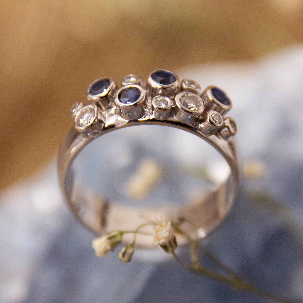 Witgouden ring met saffier en diamant