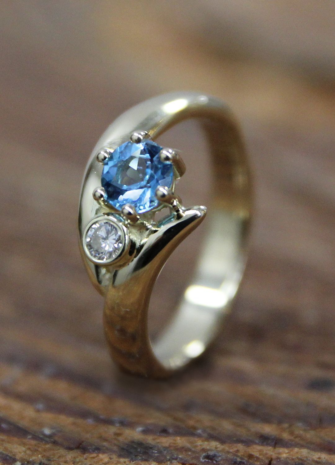 Assieraad gemaakt van goud van de klant Assieraad, een gouden ring met as van een dierbare erin verwerkt