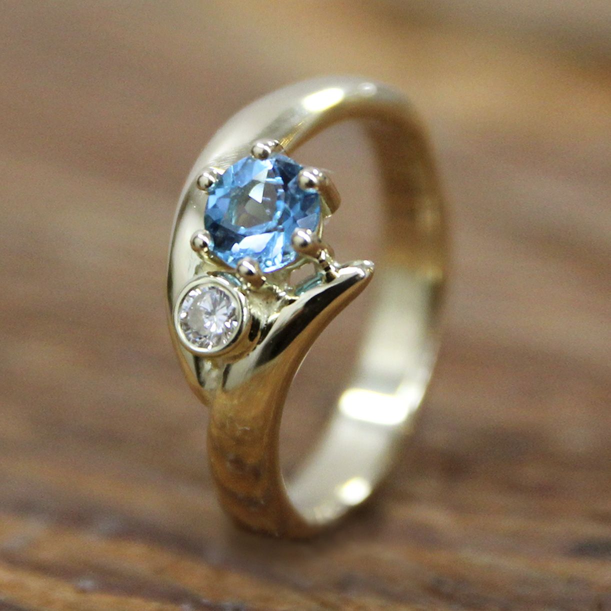 Gouden asring met topaas en diamant