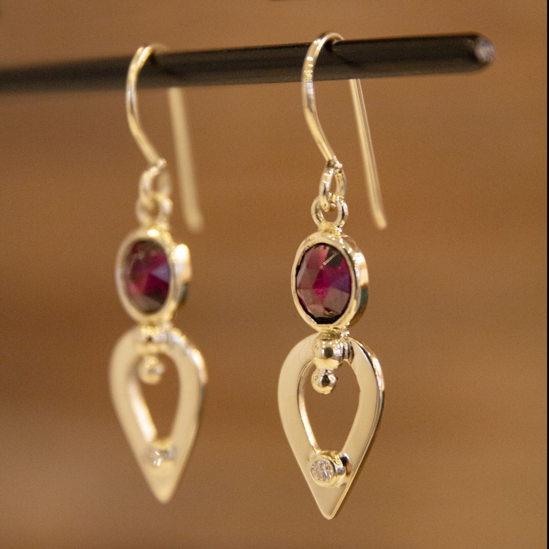 Gouden oorhangers met granaat en diamant