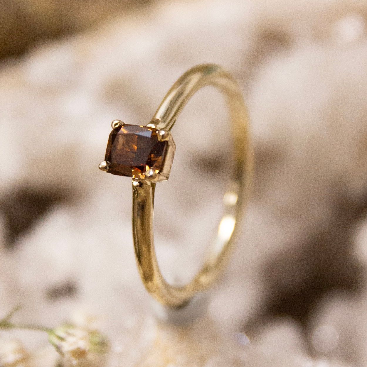Gouden ring met bruine diamant