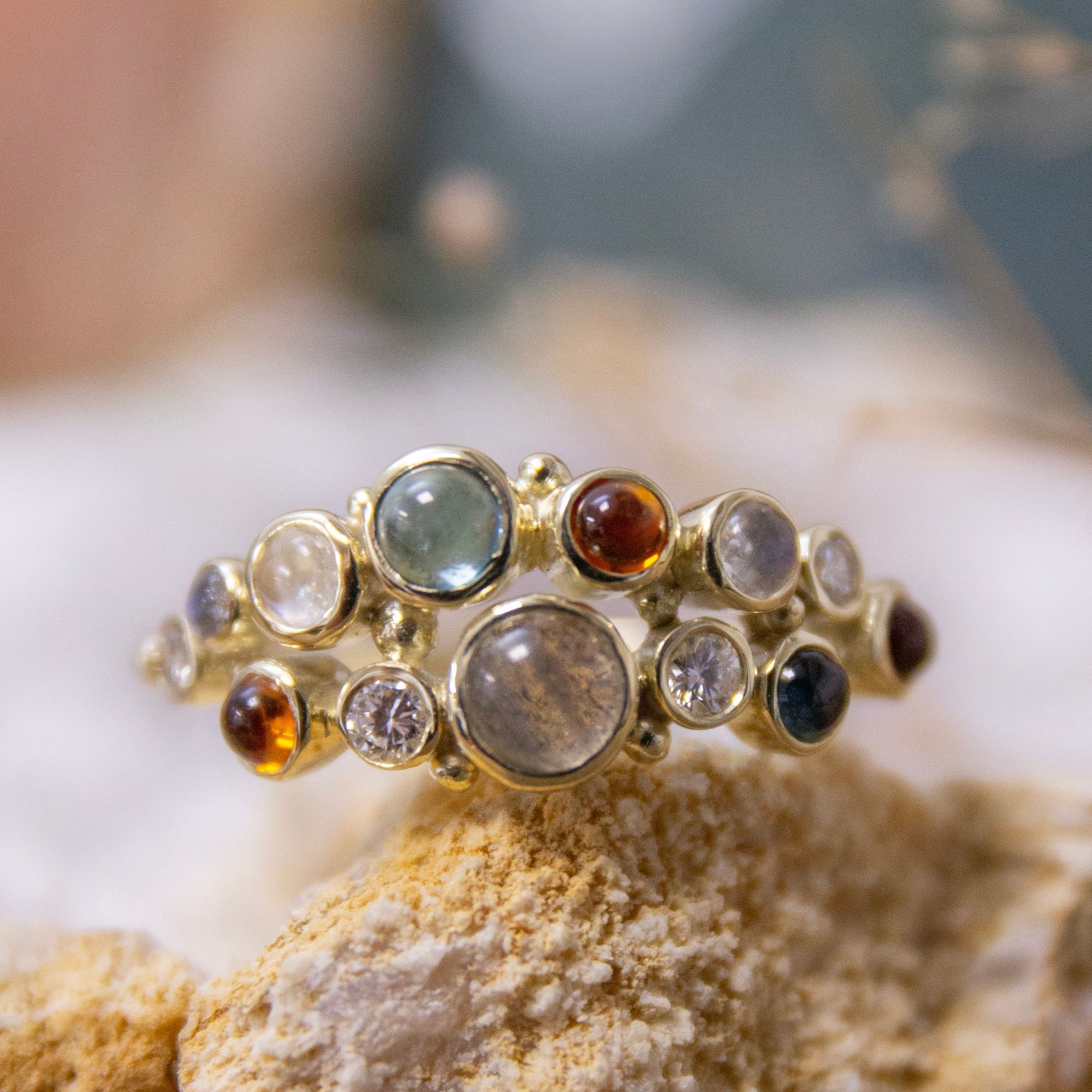Gouden ring met verschillende edelstenen