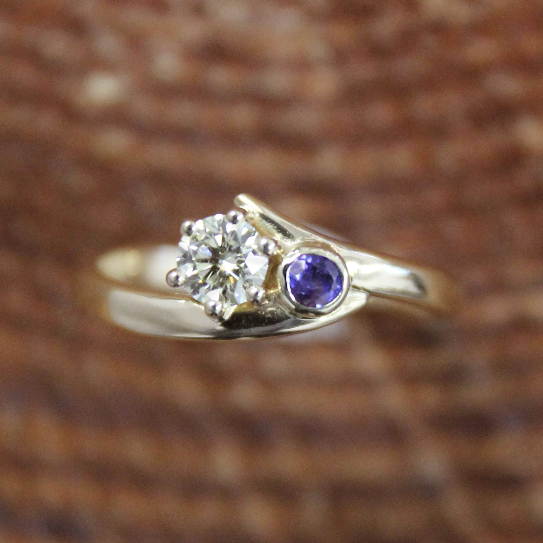 Gouden ring met diamant en saffier