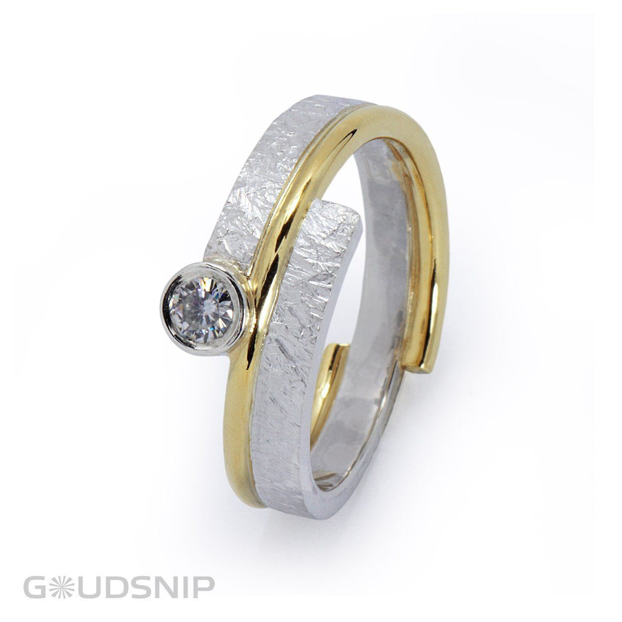 Ring van zilver, goud en moissanite