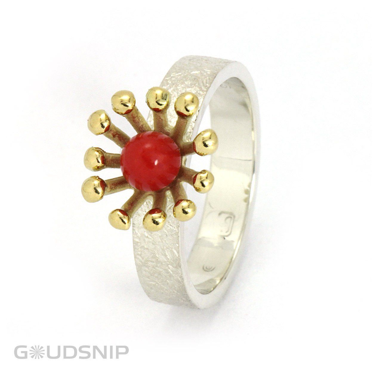 Zilveren ring met goud en bloedkoraal