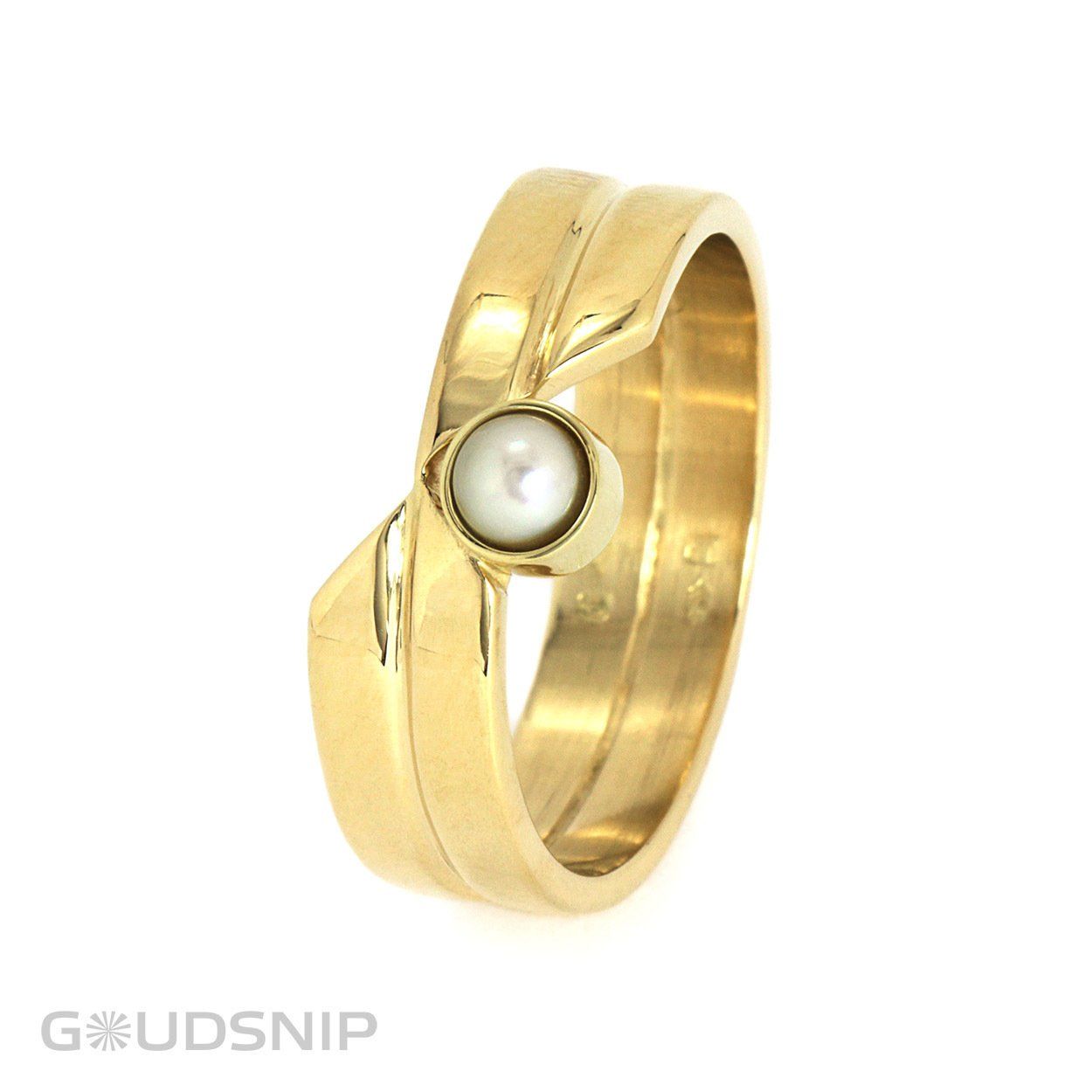 Gouden ring met parel. Gemaakt van 2 trouwringen