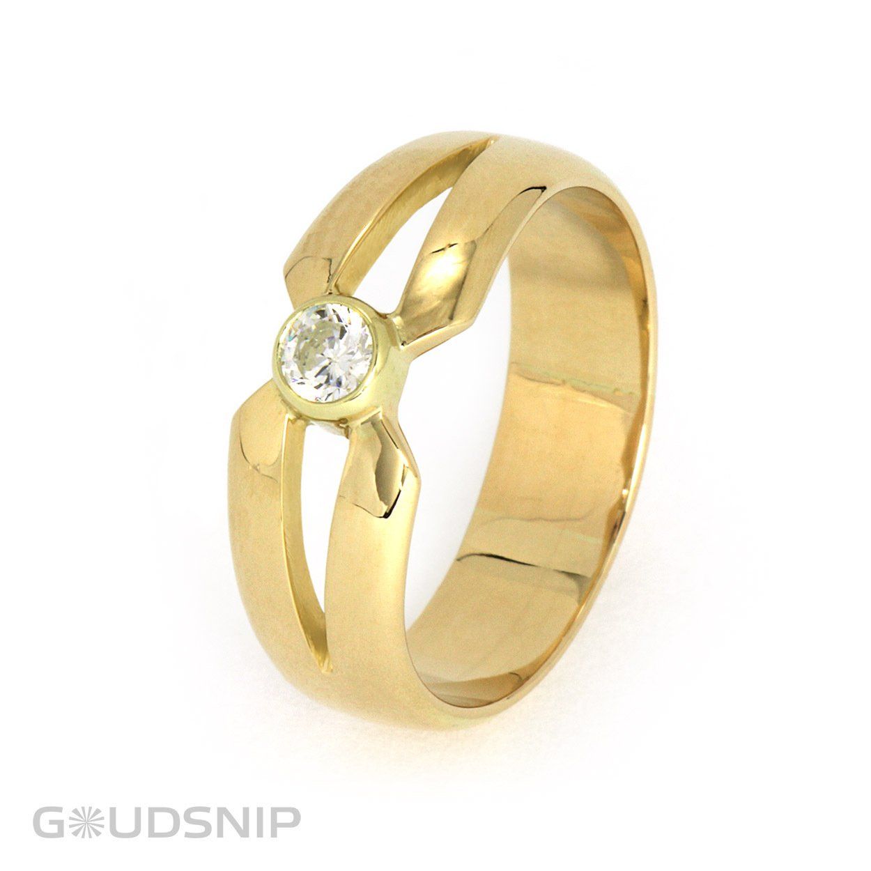 Gouden ring met diamant. Gemaakt van een trouwring