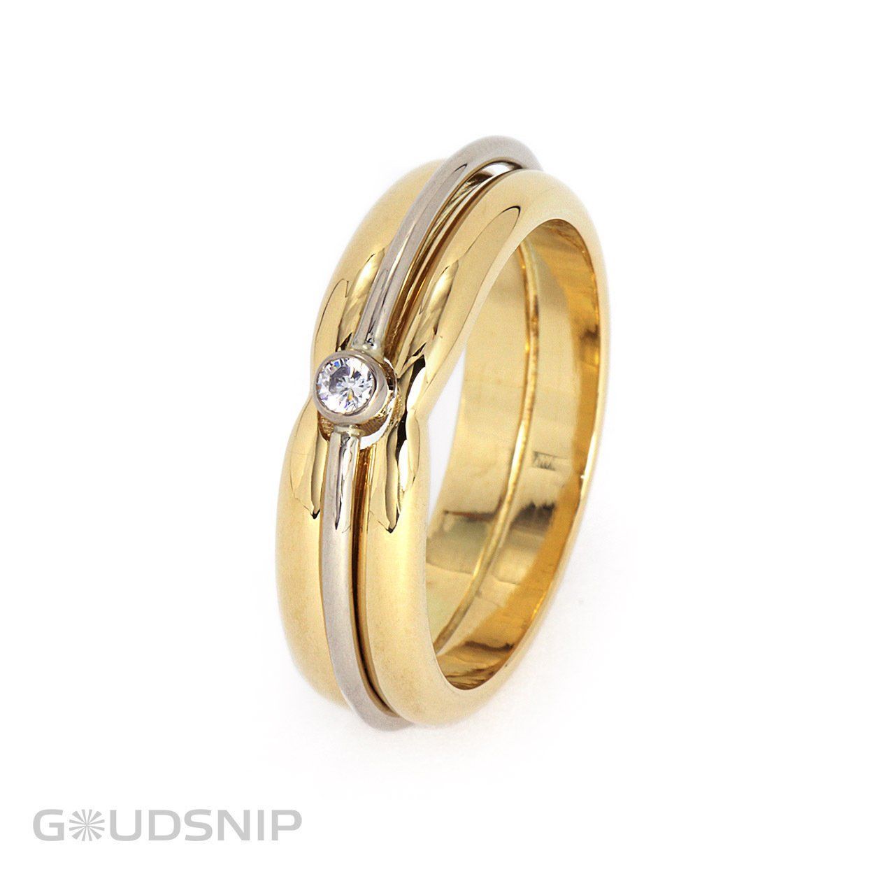 Gouden ring met diamant. Gemaakt van 2 trouwringen