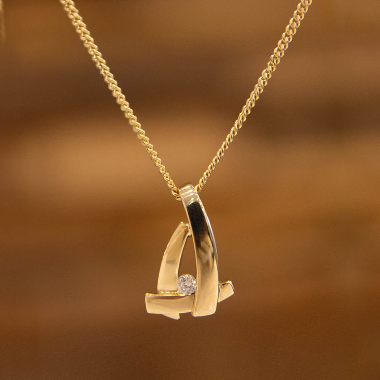 Gouden hangertje met diamant