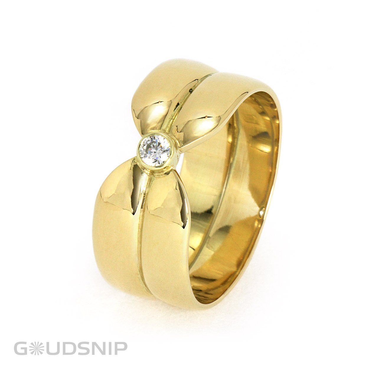 Gouden ring met diamant. Gemaakt van 2 trouwringen