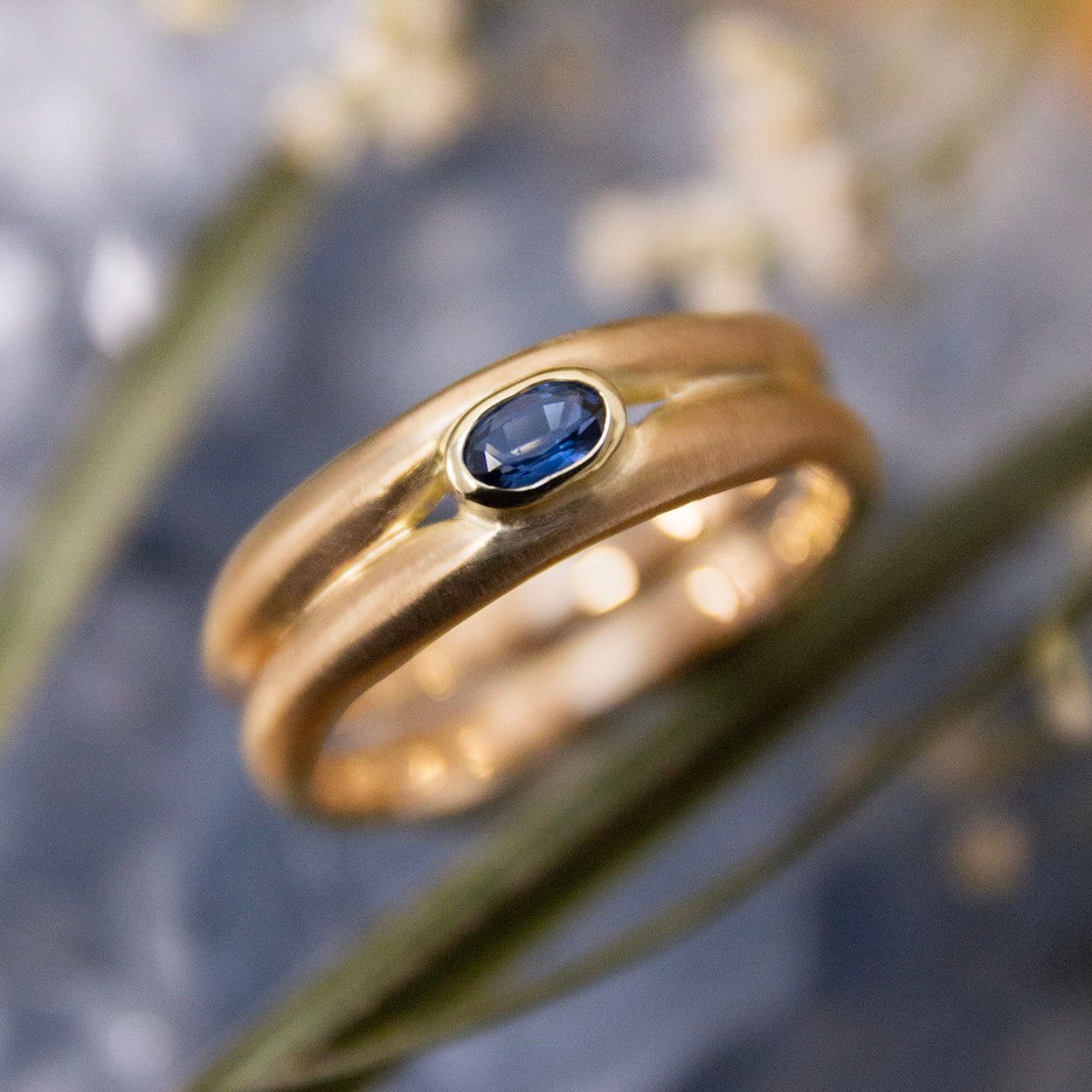 Gouden ring met saffier