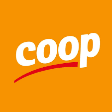 Het Coop-logo in wit op een oranje achtergrond met een rode onderstreping.
