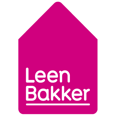 Het Leen Bakker-logo in wit op een roze, huisvormige achtergrond.