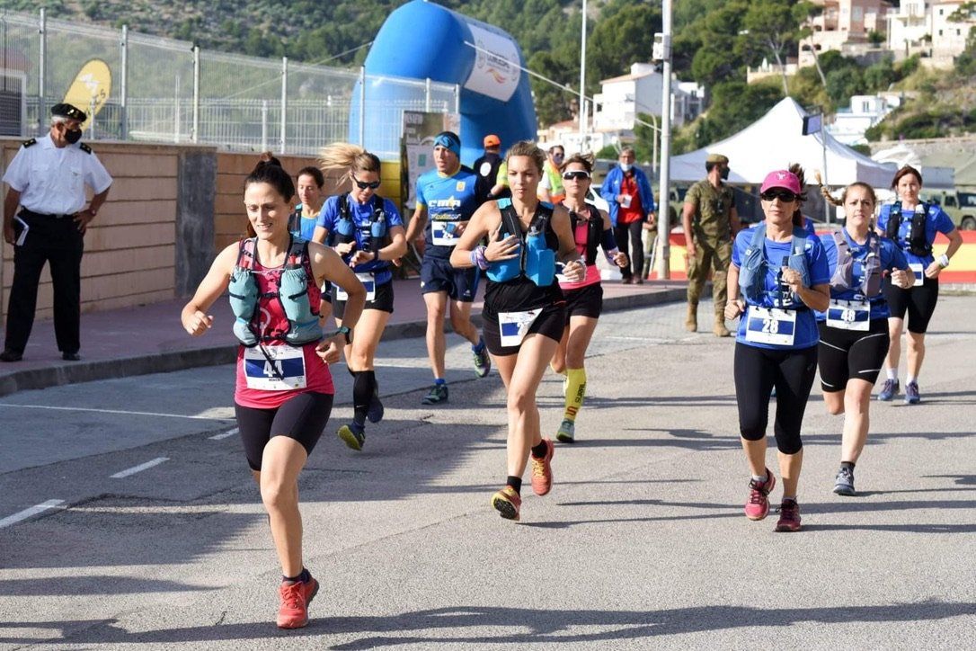 Un grupo de personas está corriendo una carrera y una de ellas tiene el número 30 en su camiseta.