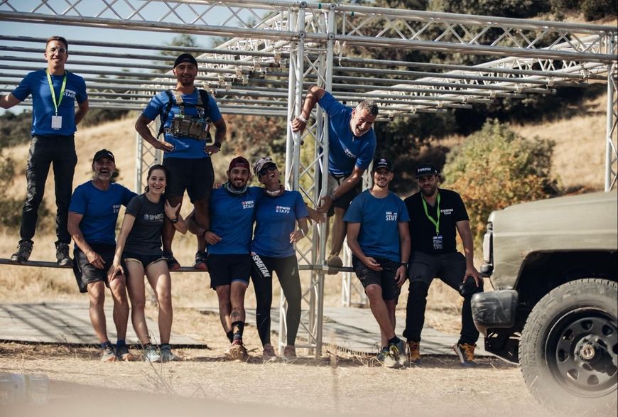 Un grupo de personas posa para una fotografía delante de un camión.