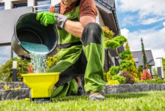 Cheyenne Landscaper pour lawn fertilizer for grass in Cheyenne
