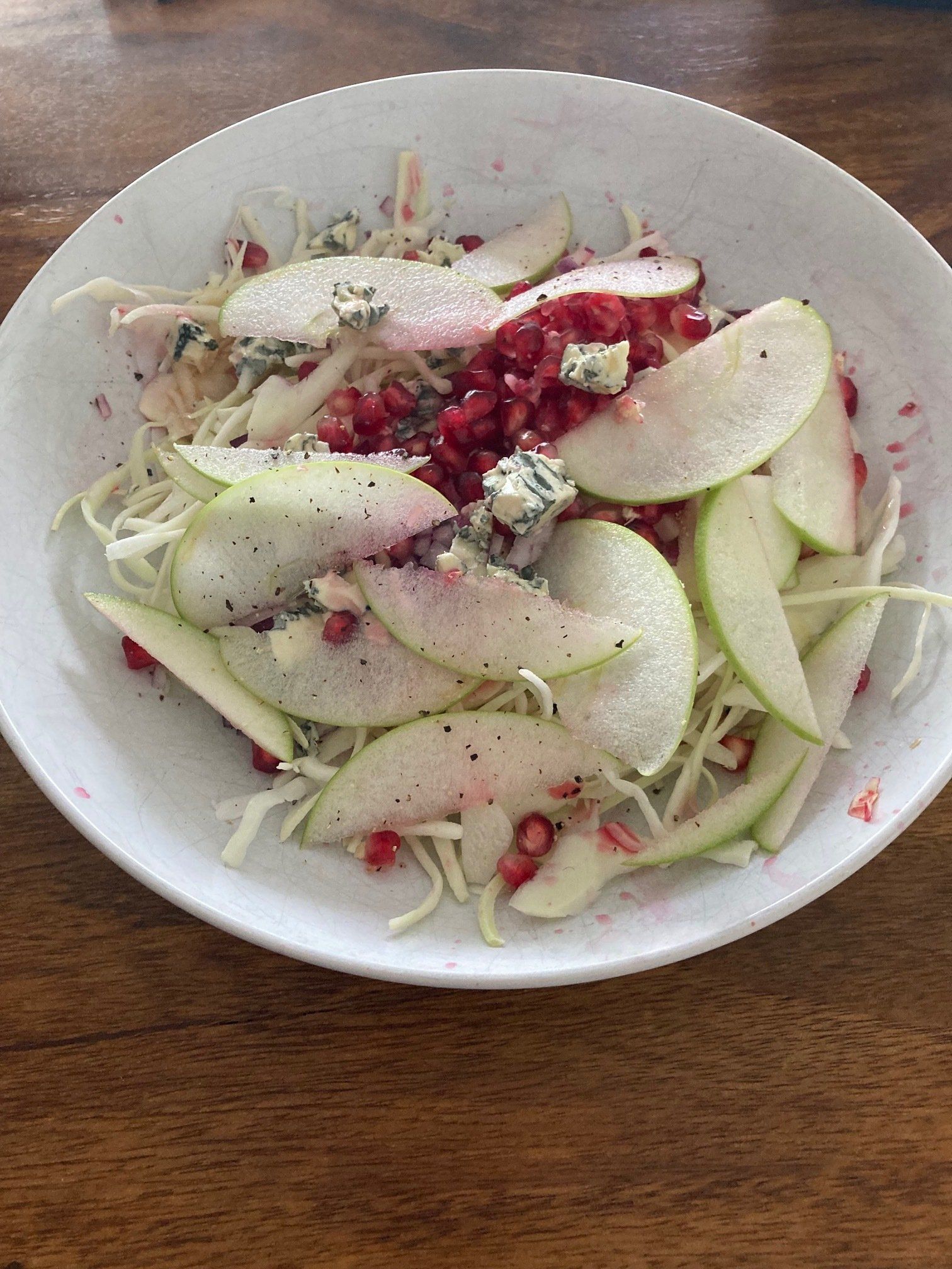 Koolhydraatarm recept: koolsalade met granaatappel en blauwe kaas