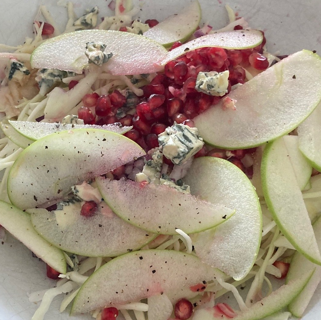 Koolhydraatarm gerecht: koolsalade met granaatappel en blauwe kaas