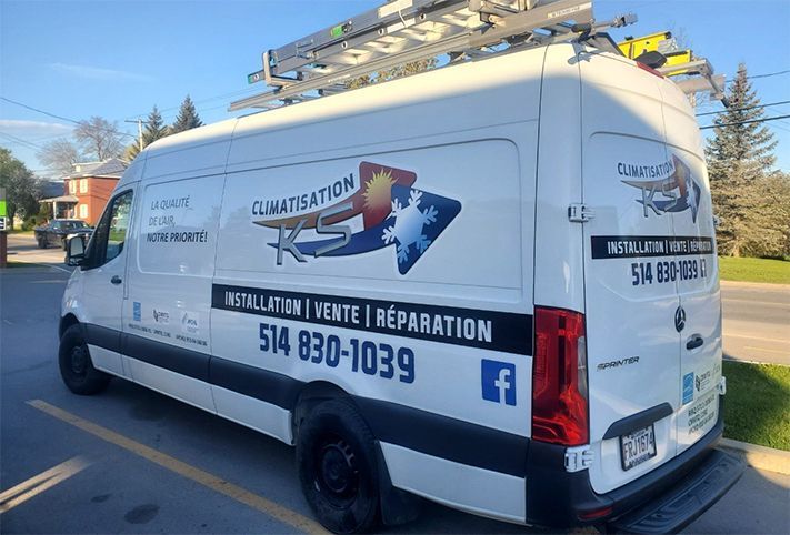 Une camionnette blanche est garée dans un parking.