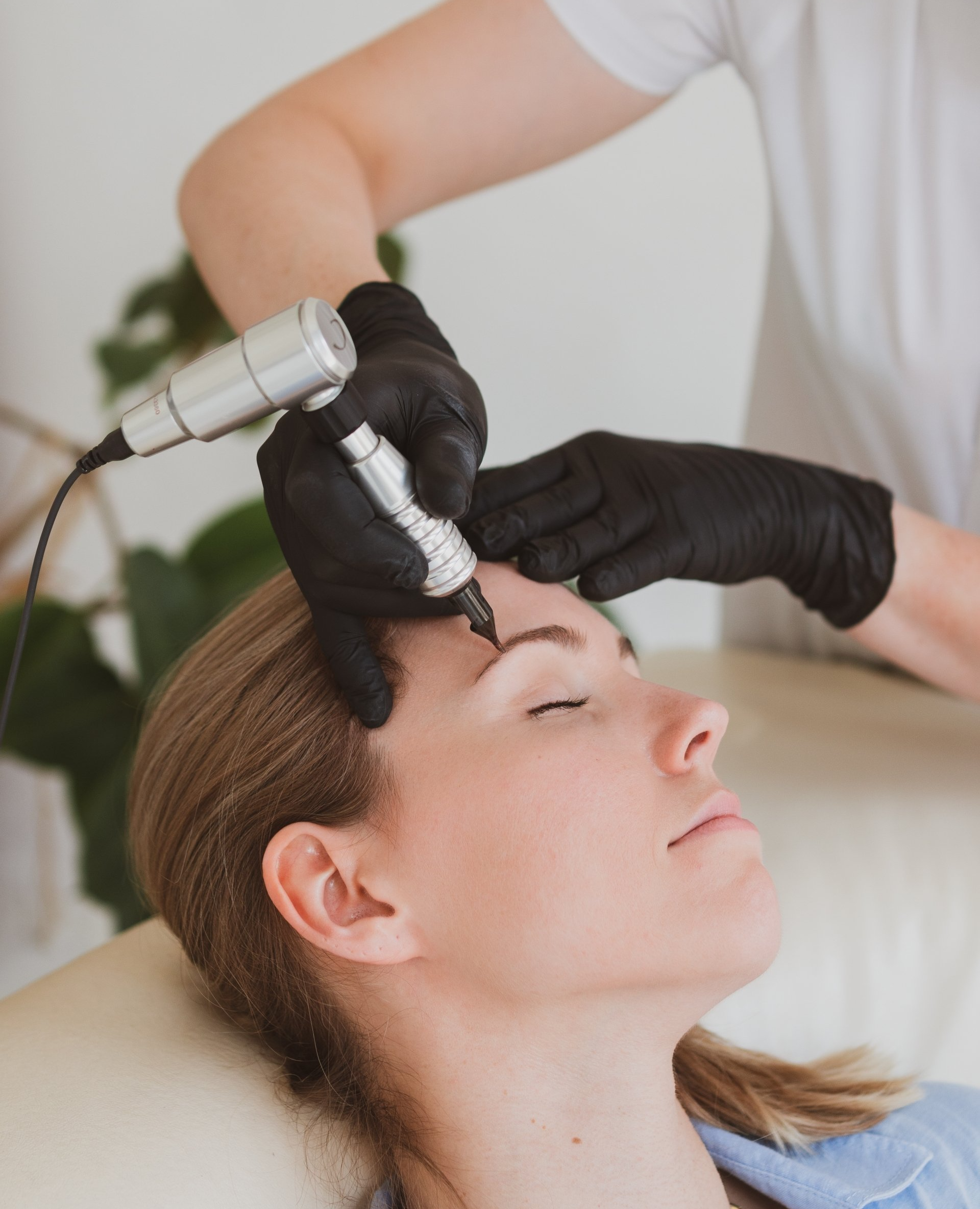 permanent makeup master touching up eyebrows