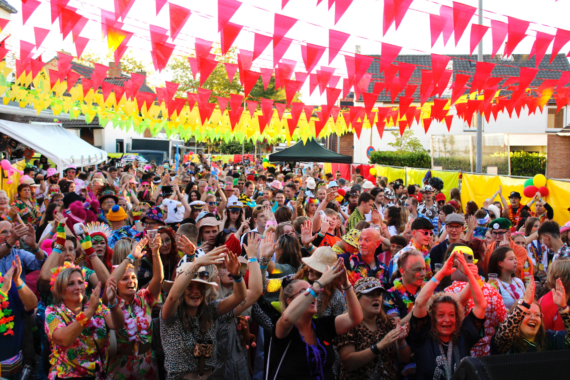 Grote groepsfoto van zomercarnaval