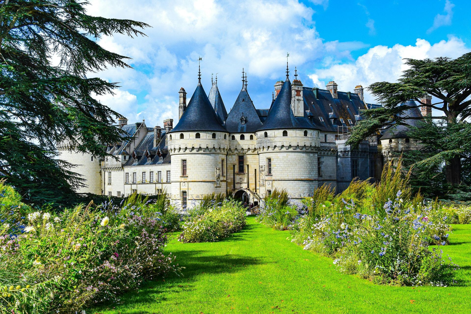 Beautiful château in the Loire Valley surrounded by lush gardens, a must-visit historic site in France