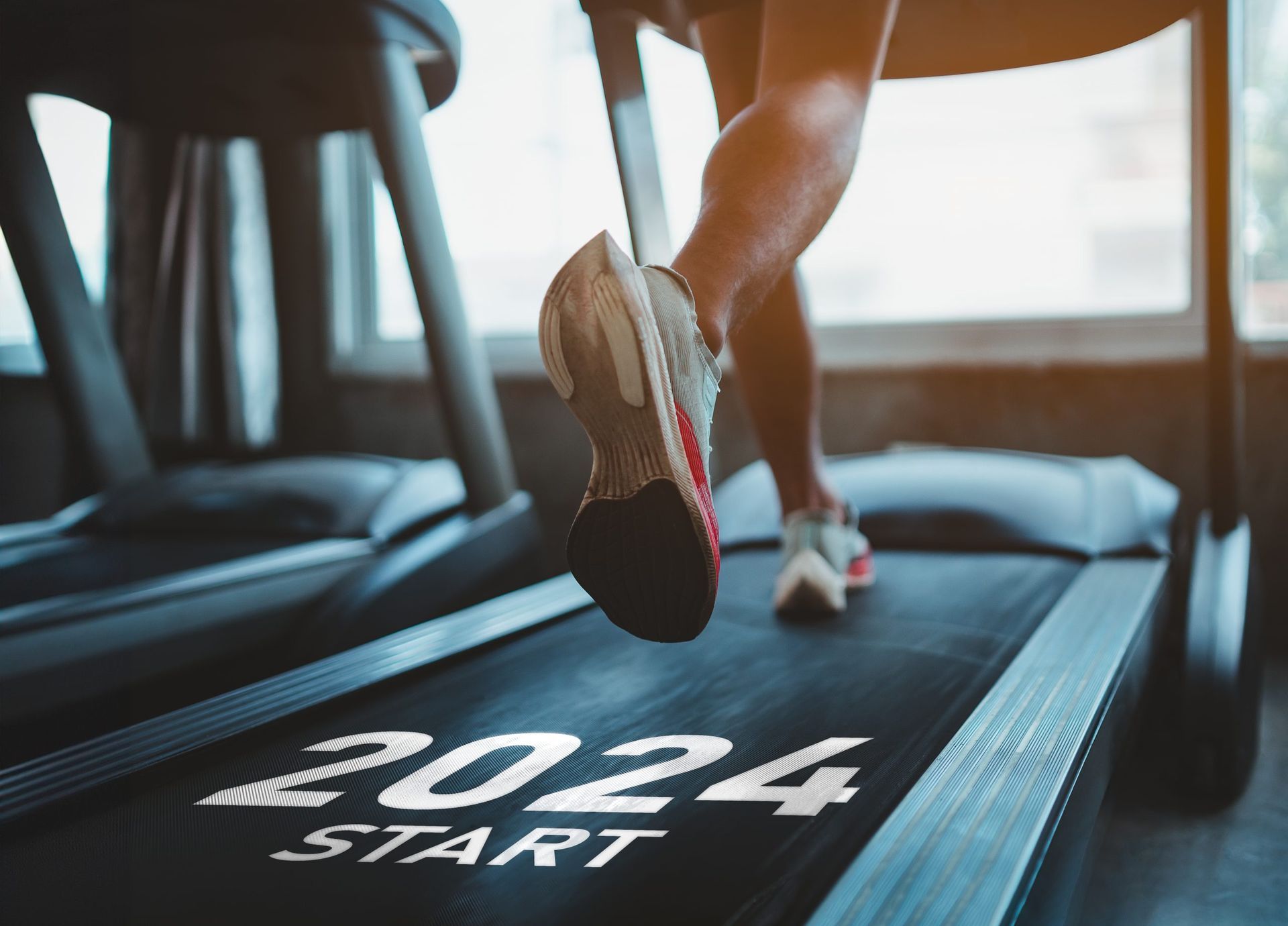 Una persona corre su un tapis roulant con l'anno 2024 inciso.