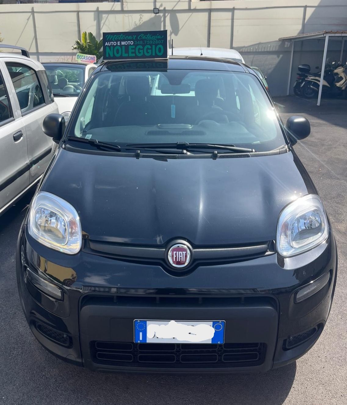 Fiat Panda nera con la scritta
