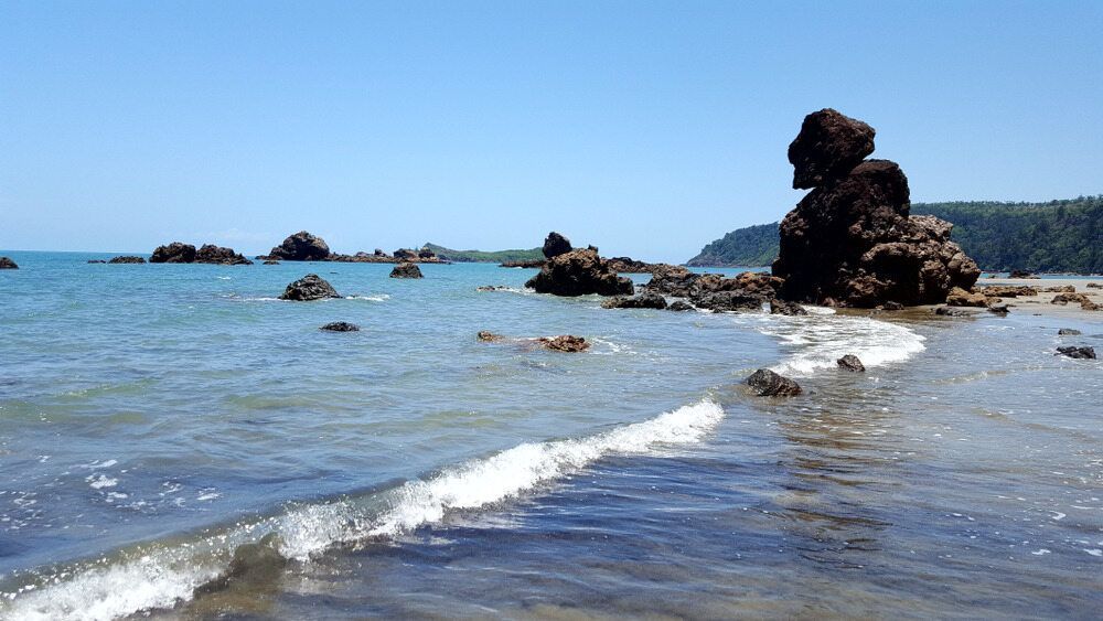 Rocky Beach With Blue Water, Under a Clear Sky — Hasti Skips in Ocean Shores, NSW