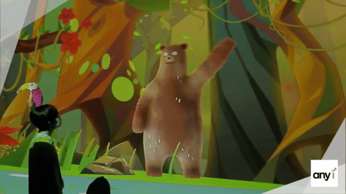 ภาพน้องหมีกำลังโบกมือให้คนในงาน House of Illumination