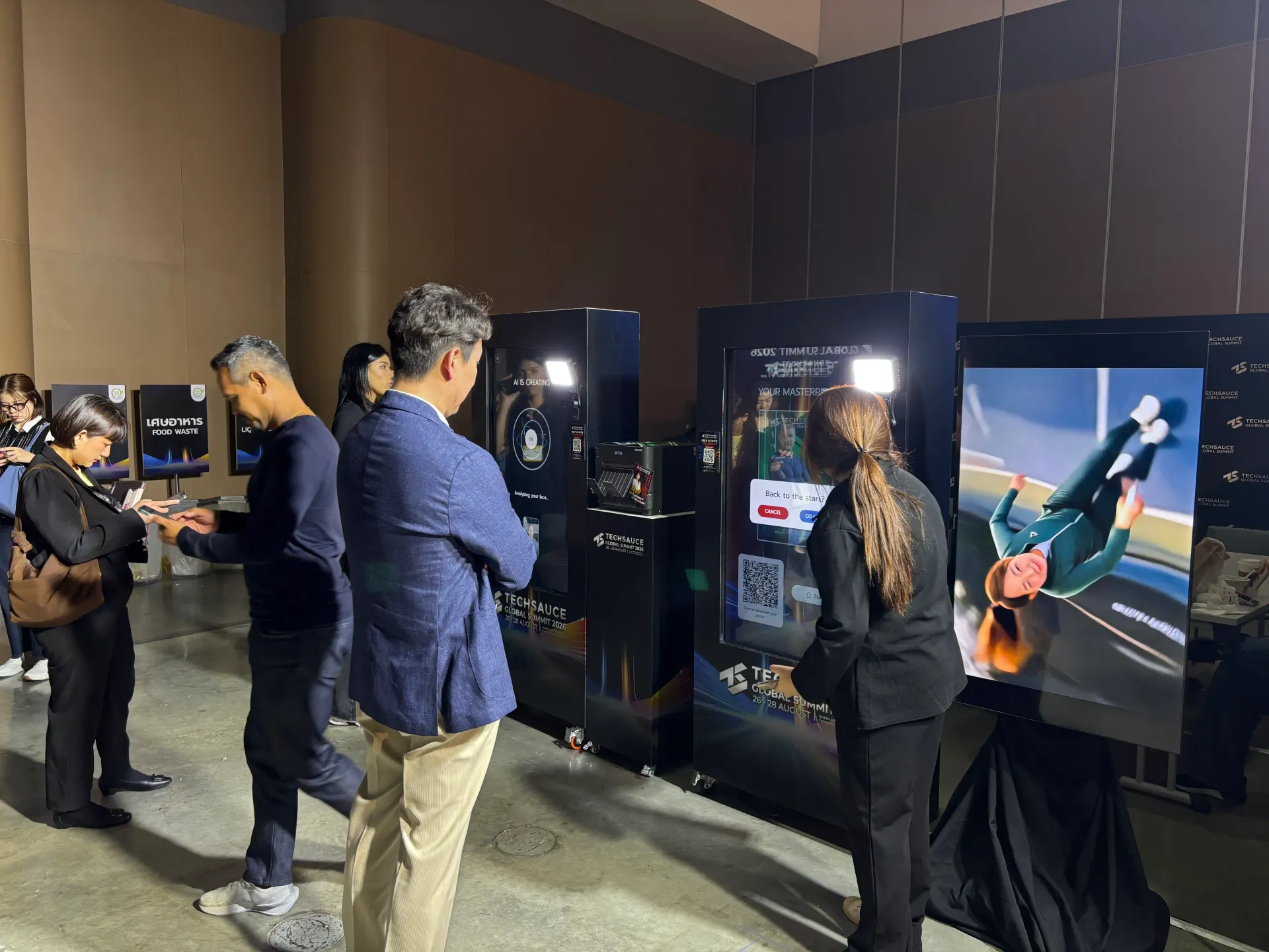 ภาพทีมงานกำลังสาธิตวิธีการใช้ AI Photobooth ให้ผู้ร่วมงาน อีเวนต์