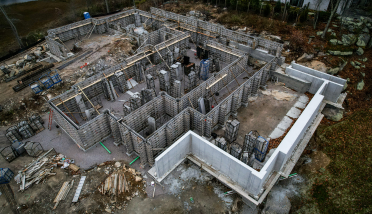 An aerial view of a house under construction.